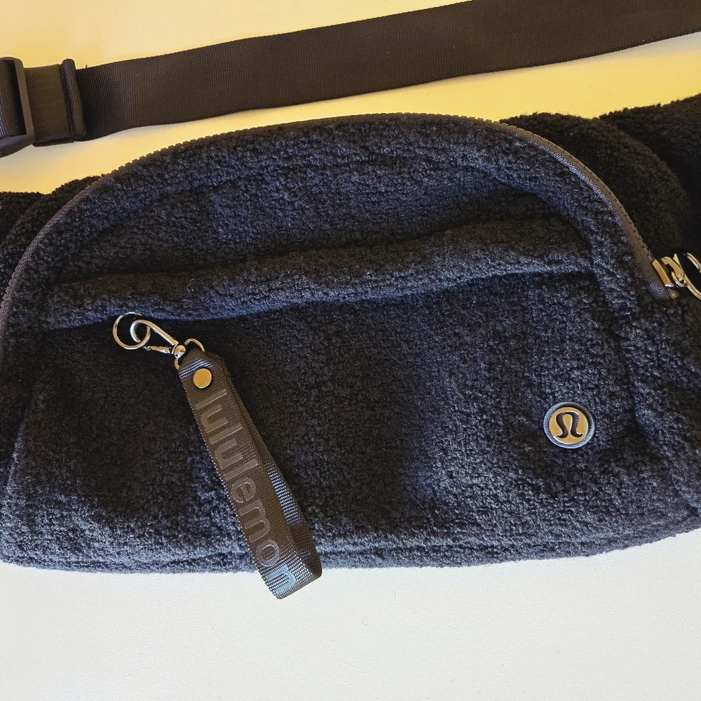 Lululemon On The Beat Black Sherpa Fleece Over The Shoulder Crossbody Belt Bag - Picture 7 of 14